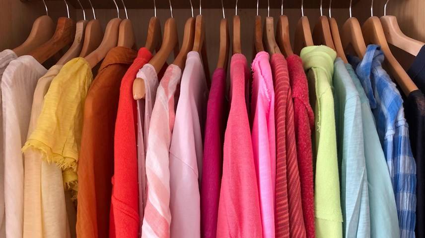 Como estender a vida útil das suas roupas coloridas